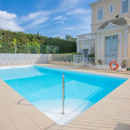 A 50m Du Bord De Jacuzzi